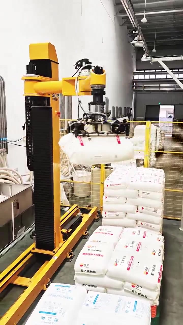 SCH100 抓持原料袋并转运至拆包投料区域