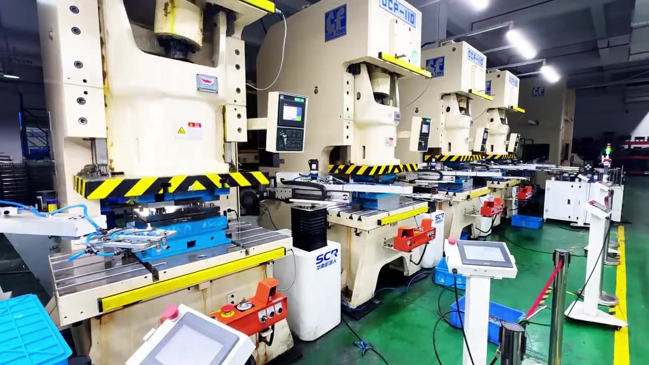 冲压专用机器人在相邻冲床工位之间执行转运动作
